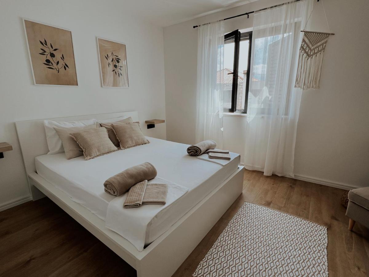 Dawn & Dusk - Modern Two Bedroom Apartment With Mountain Views Čilipi Dış mekan fotoğraf
