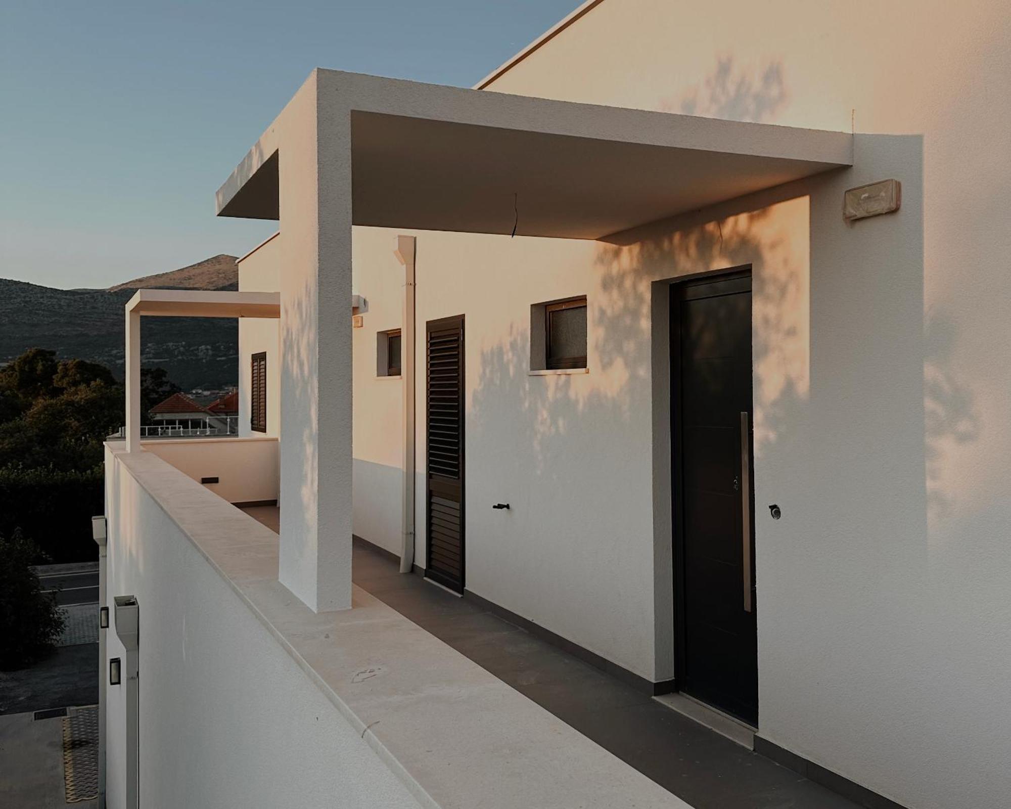 Dawn & Dusk - Modern Two Bedroom Apartment With Mountain Views Čilipi Dış mekan fotoğraf